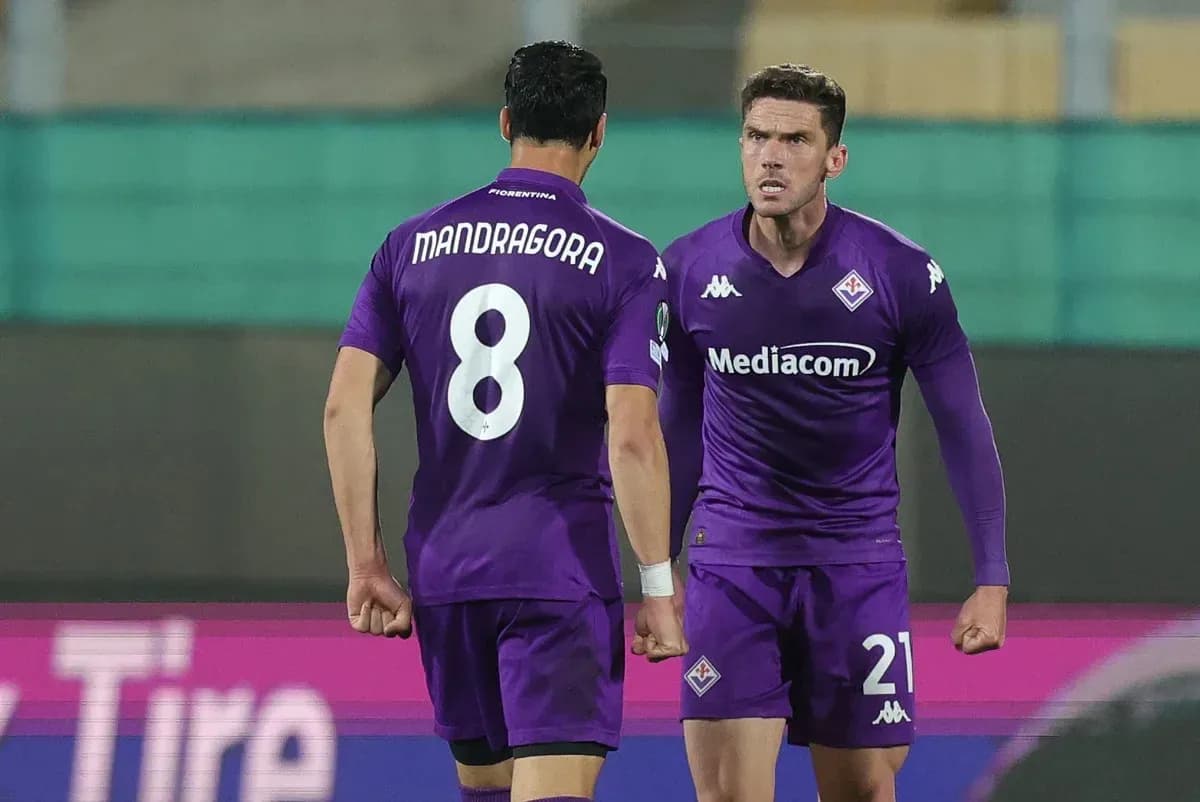 Jugadores de Fiorentina celebrando en el campo