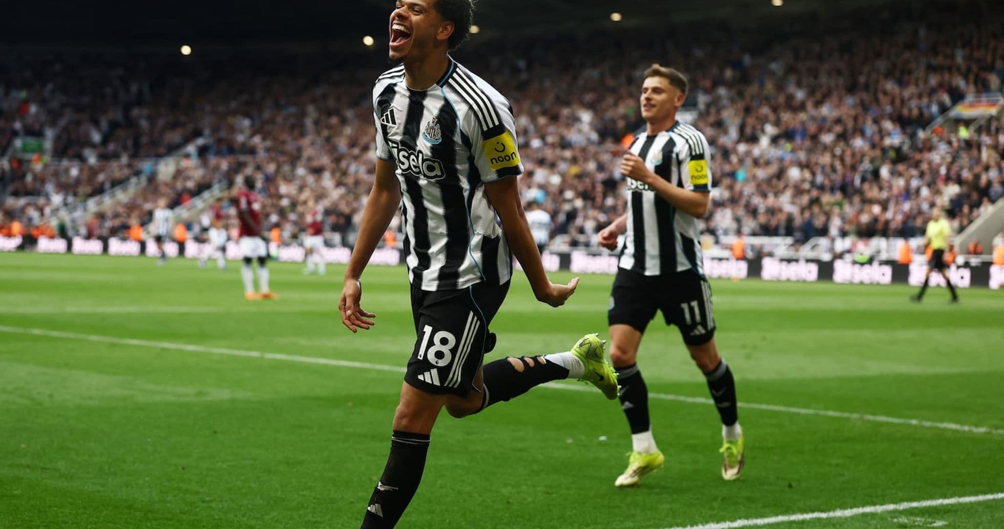 Jugador del Newcastle celebra un gol