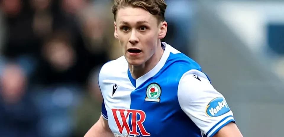 Jugador de Blackburn Rovers corriendo con balón