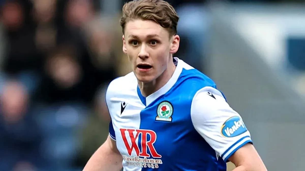 Jugador de Blackburn Rovers corriendo con balón