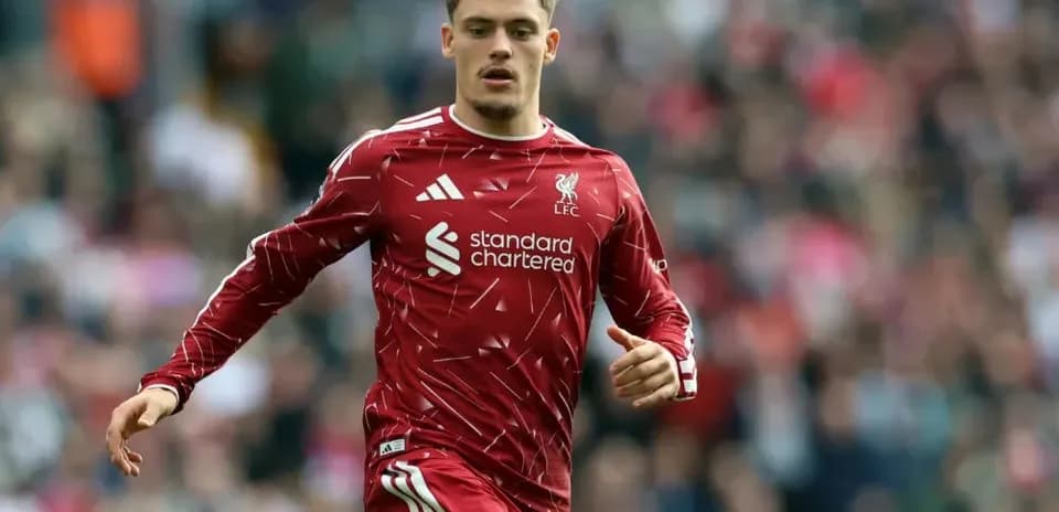 Jugador de Liverpool corriendo durante un partido