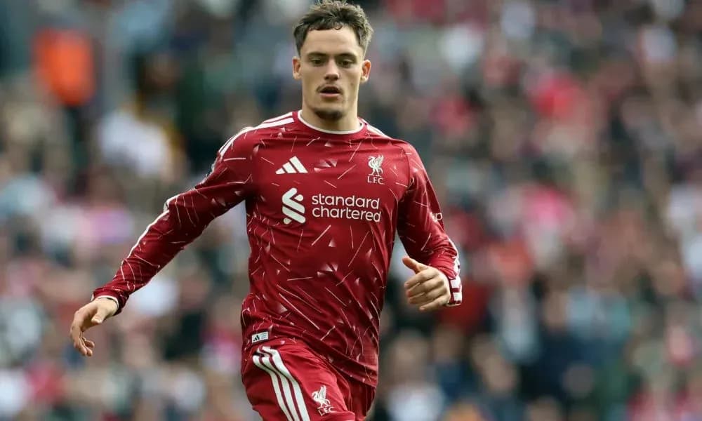 Jugador de Liverpool corriendo durante un partido