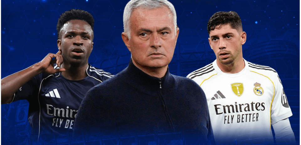 Tres futbolistas de Real Madrid en fondo azul