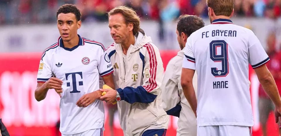 Jugadores del Bayern Munich en el banquillo durante partido