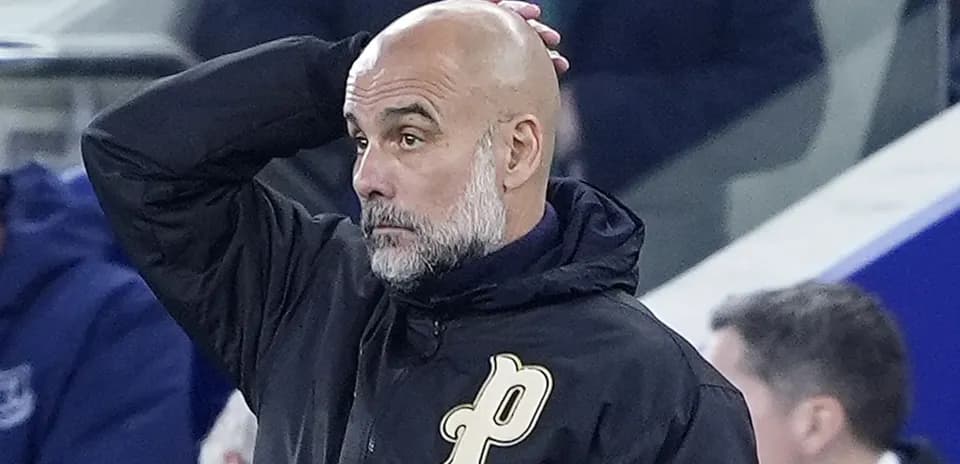 Entrenador observando el partido en el banquillo