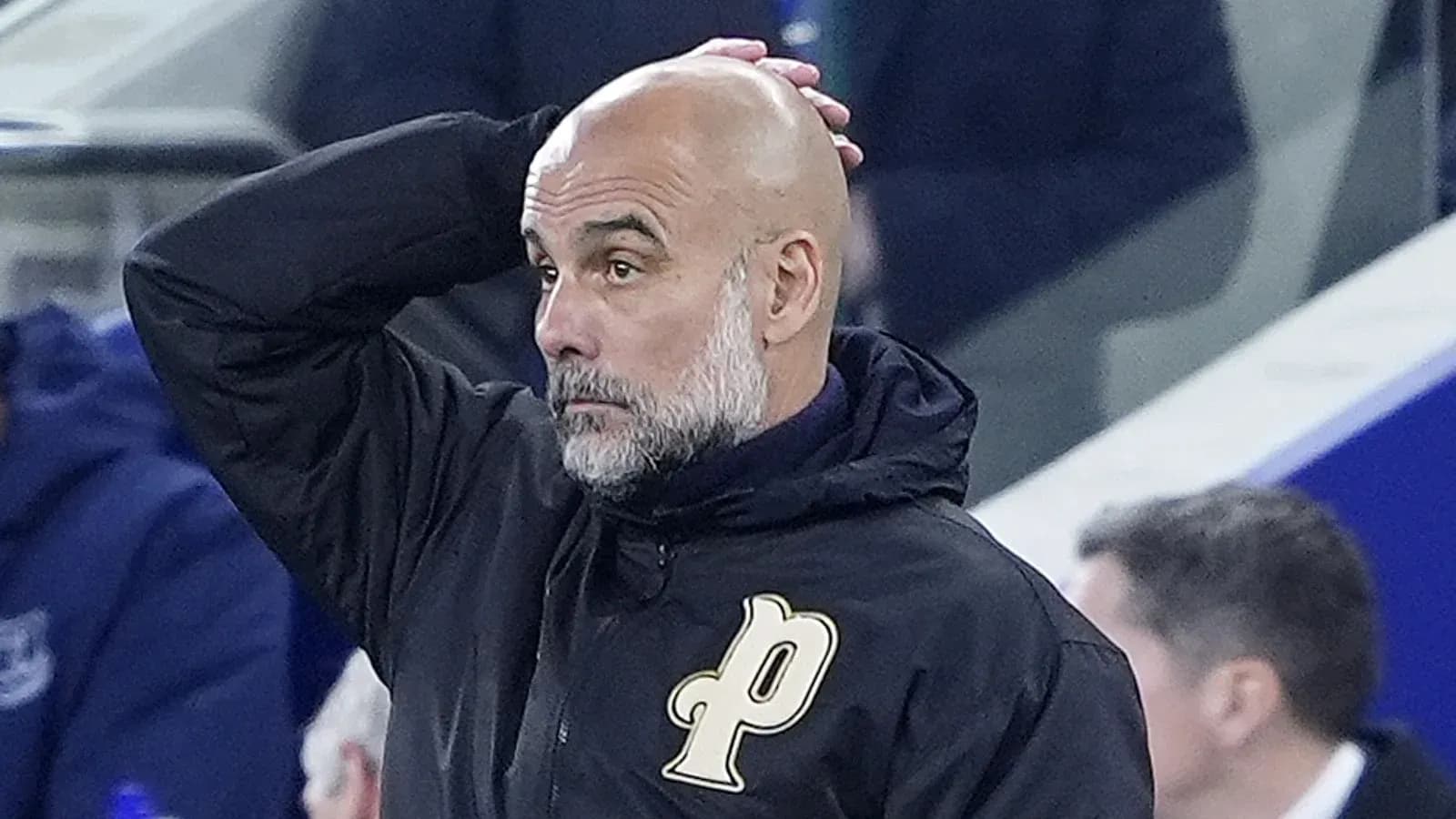 Entrenador observando el partido en el banquillo