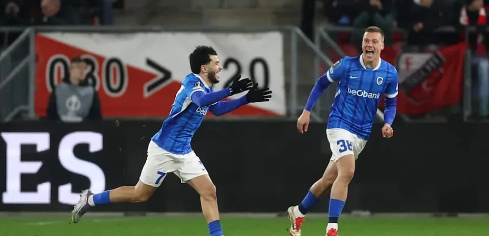 Jugadores celebrando un gol en el partido