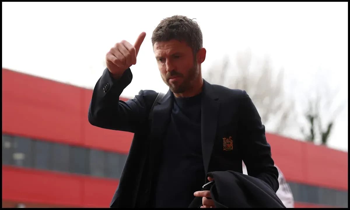 Entrenador saludando al público antes del partido