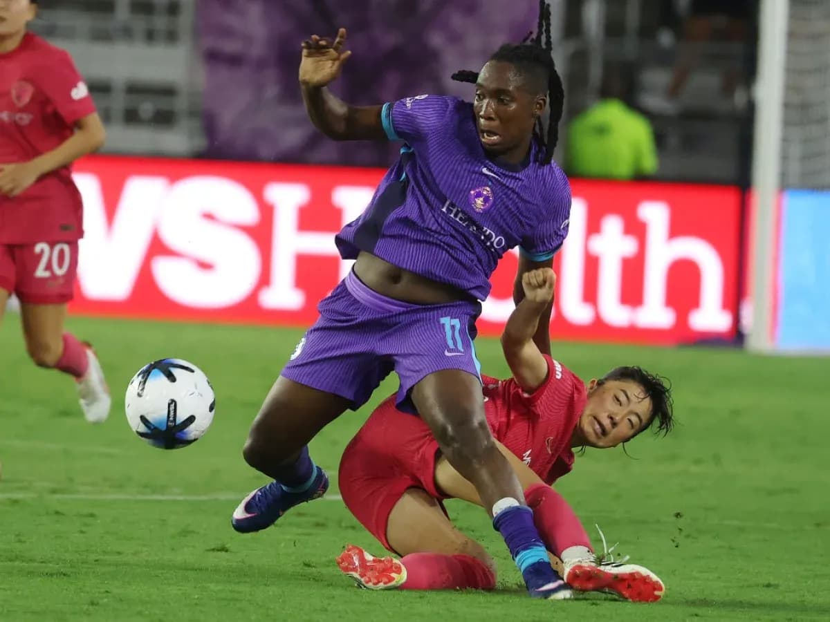 Jugadora de Orlando Pride cae durante el partido