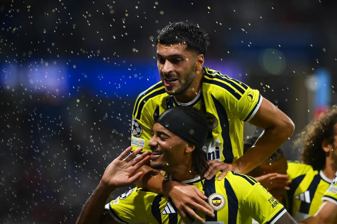 Jugadores de Fenerbahçe celebrando un gol