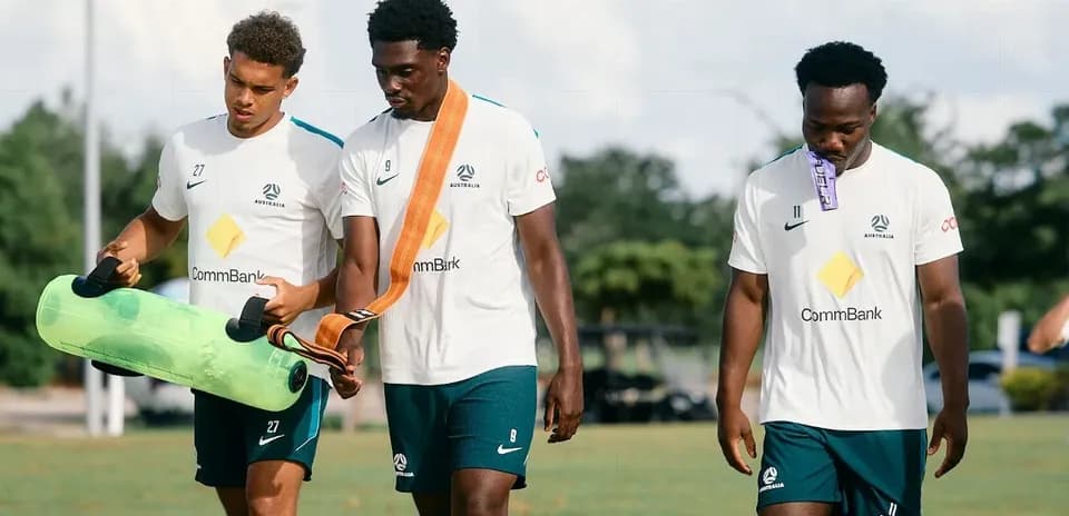 Tres jugadores de fútbol caminando durante el entrenamiento