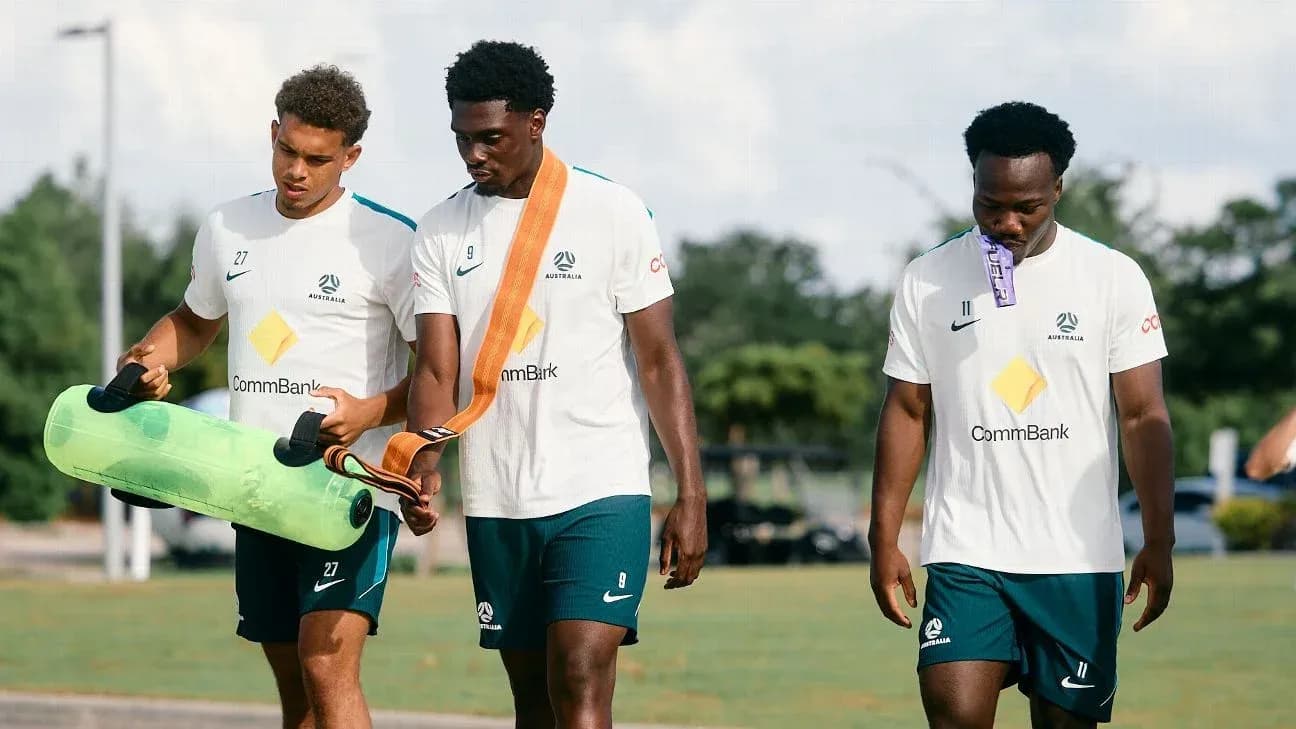 Tres jugadores de fútbol caminando durante el entrenamiento