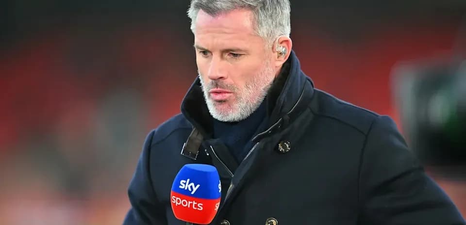 Analista sosteniendo micrófono de Sky Sports
