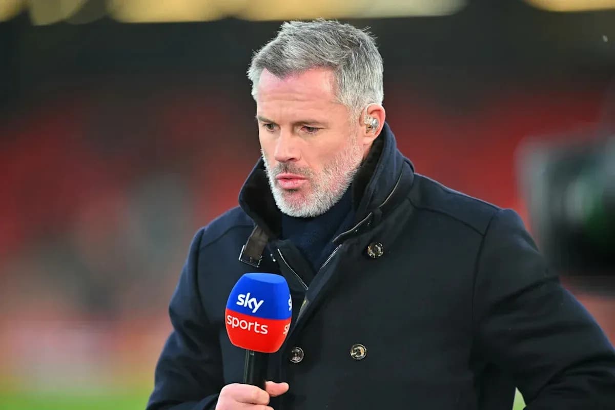 Analista sosteniendo micrófono de Sky Sports