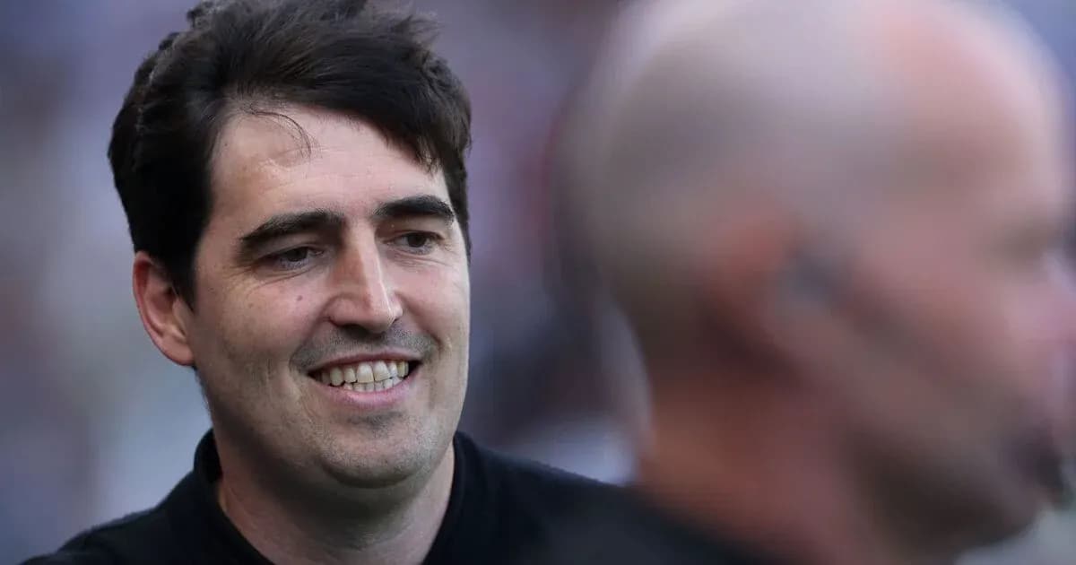Entrenador sonriendo durante un evento deportivo