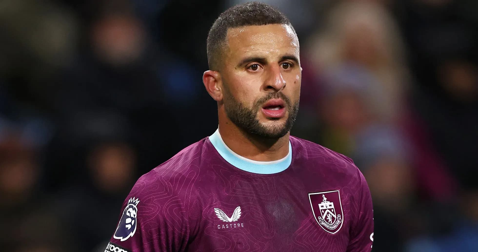 Jugador de Burnley en uniforme durante el partido