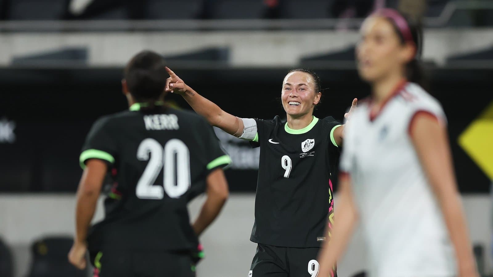 Jugadora celebrando un gol con compañeras de equipo