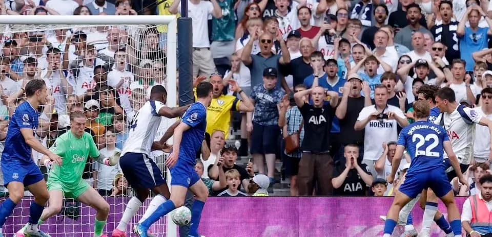 Jugadores de Tottenham y Everton en acción
