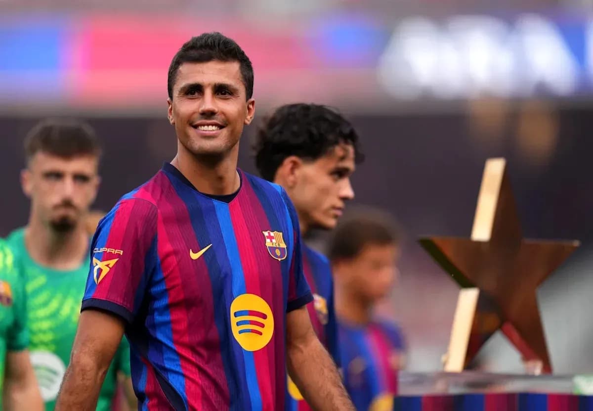 Jugador de FC Barcelona sonriente con trofeo en mano