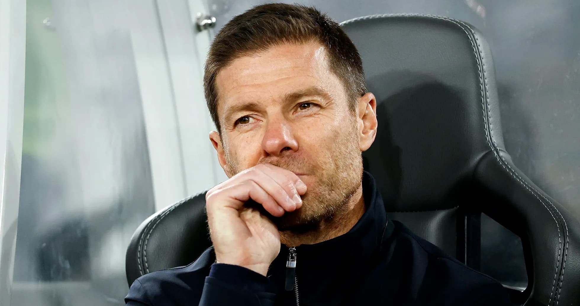 Entrenador observando el partido desde el banquillo