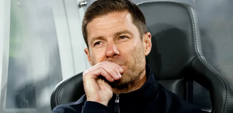 Entrenador observando el partido desde el banquillo