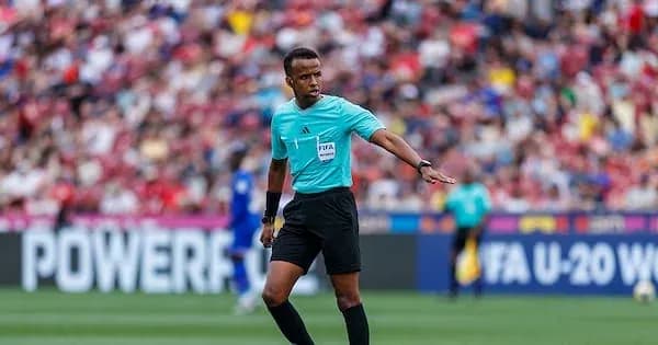 Árbitro dirigiendo un partido de fútbol