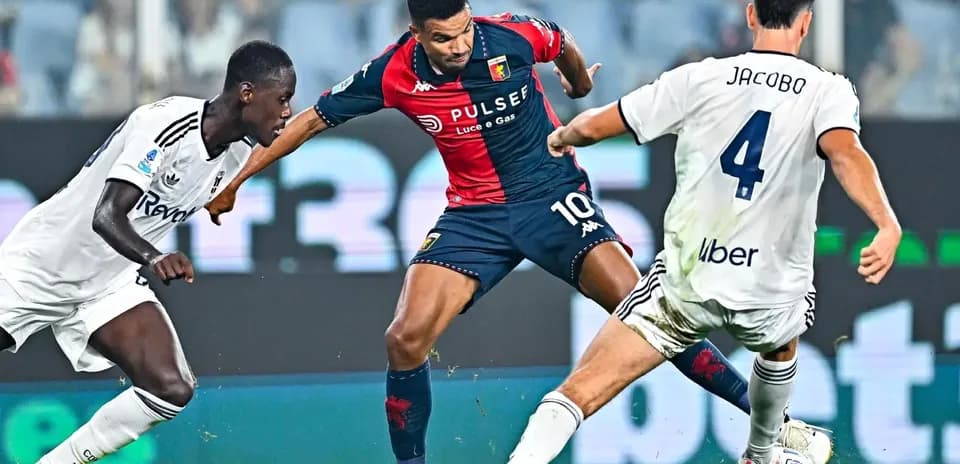 Jugadores en acción durante el partido Genoa vs Como