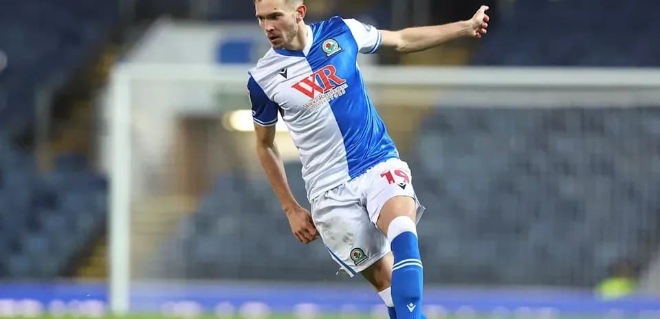 Jugador de Blackburn Rovers pateando el balón