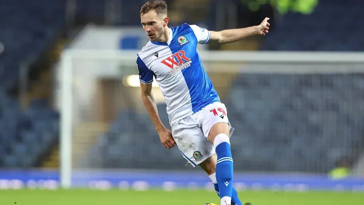 Jugador de Blackburn Rovers pateando el balón