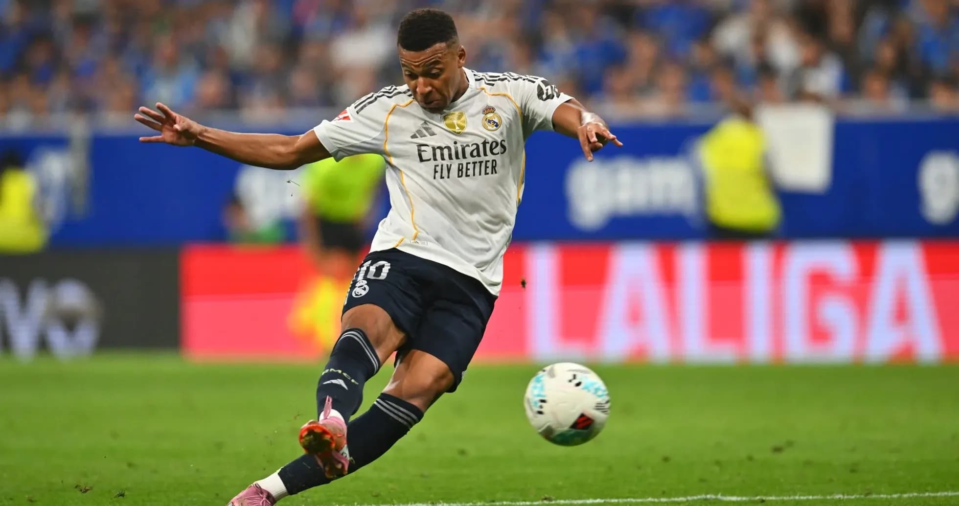 Jugador de Real Madrid disparando a puerta