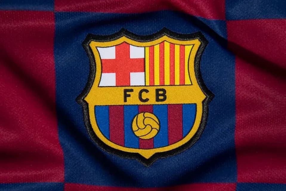 Escudo del FC Barcelona sobre fondo de camiseta