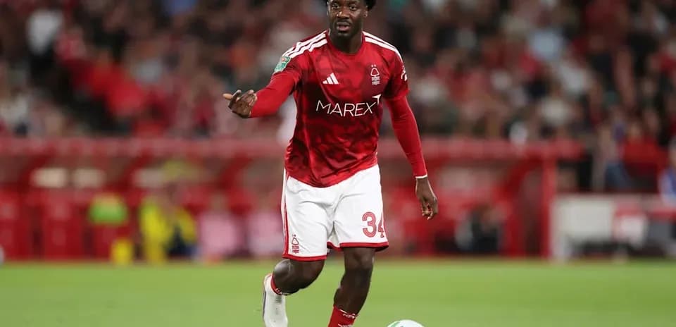Jugador de Nottingham Forest en acción durante el partido