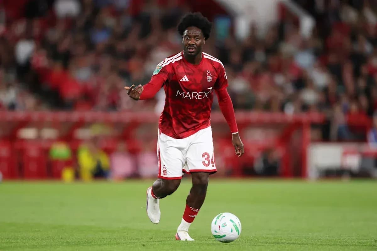 Jugador de Nottingham Forest en acción durante el partido