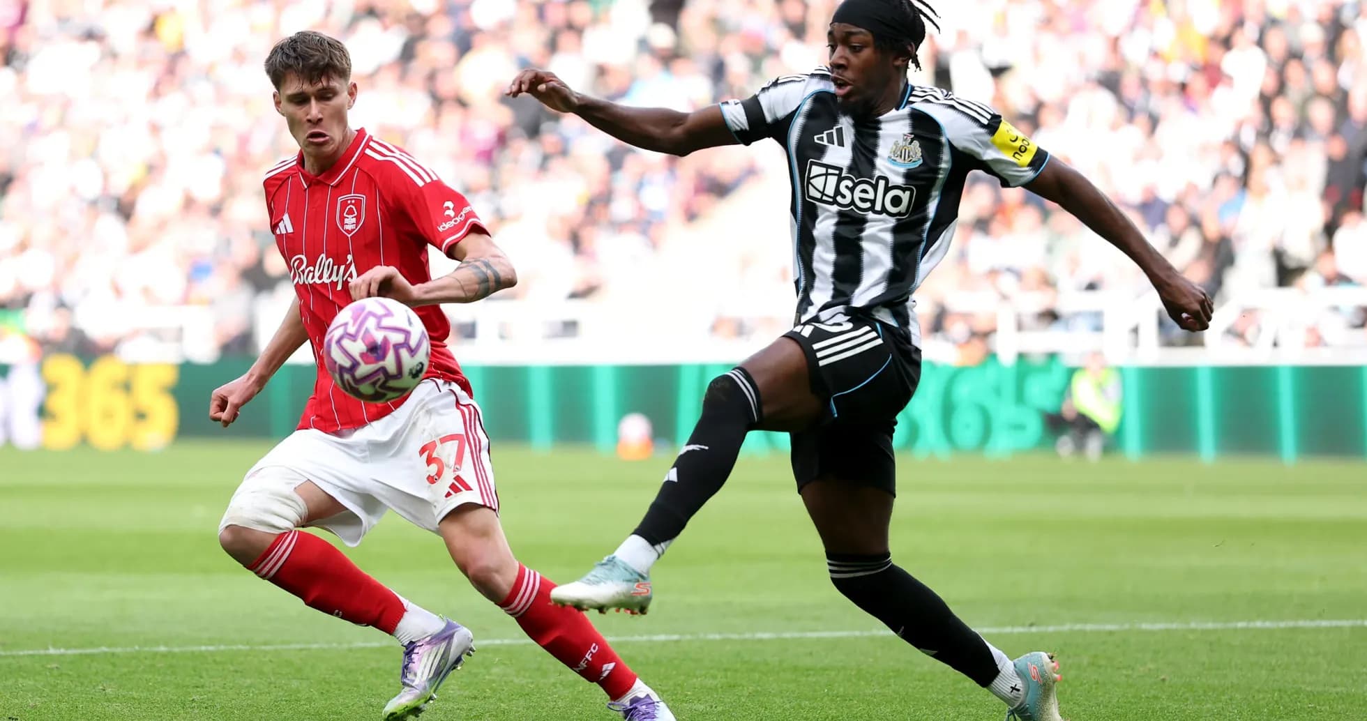 Jugador de Nottingham Forest luchando por el balón