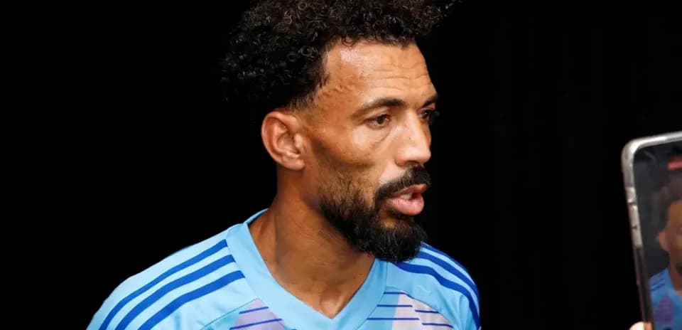 Jugador hablando durante entrevista en fondo oscuro