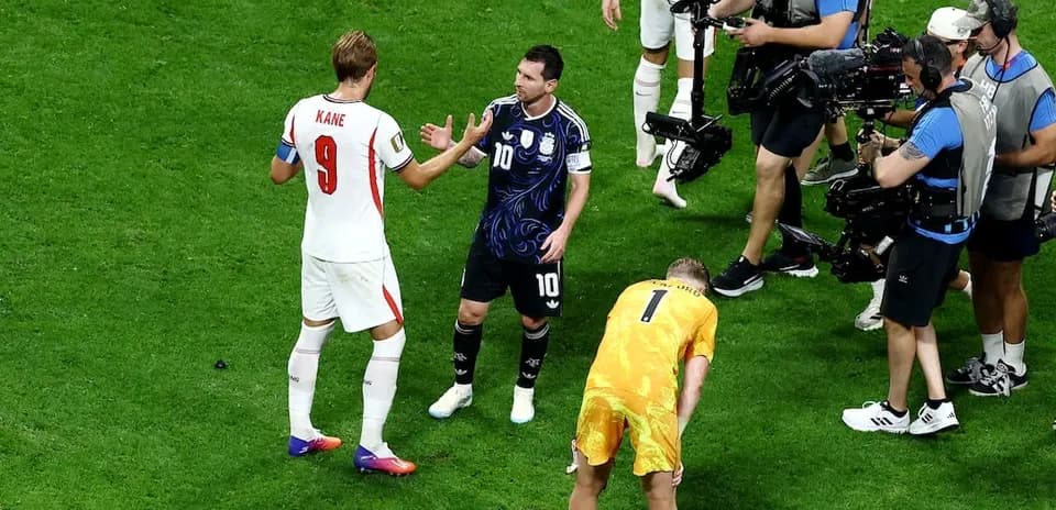 Harry Kane y Lionel Messi conversando en el partido