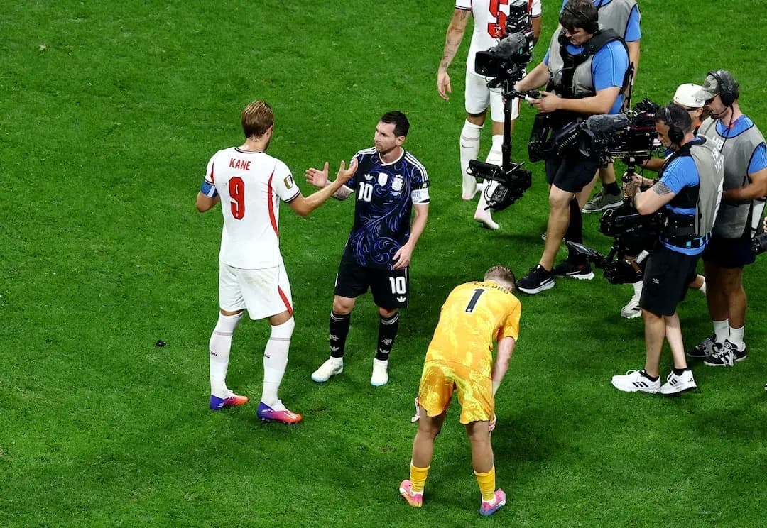 Harry Kane y Lionel Messi conversando en el partido