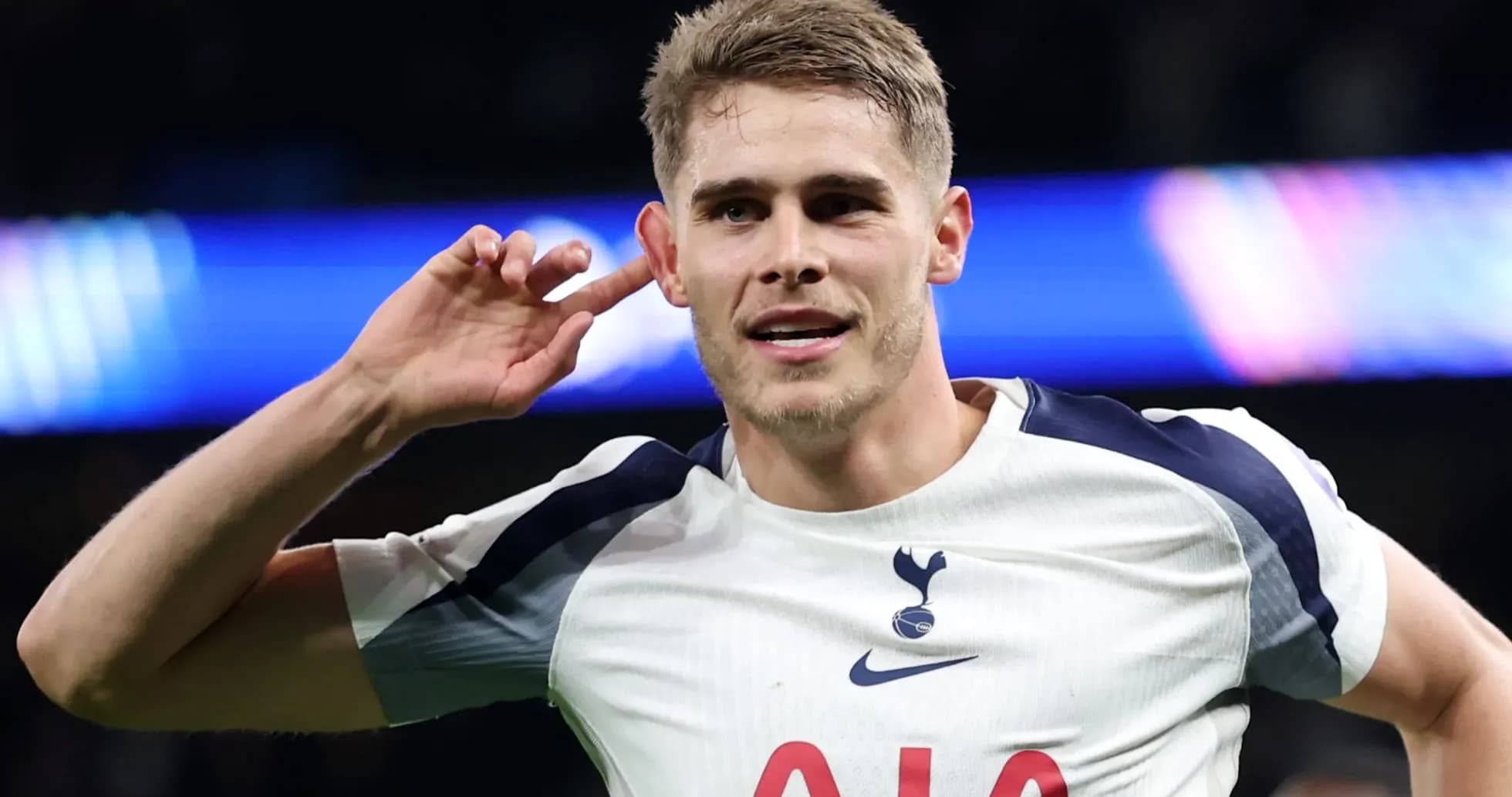 Jugador de Tottenham celebrando un gol con gestos