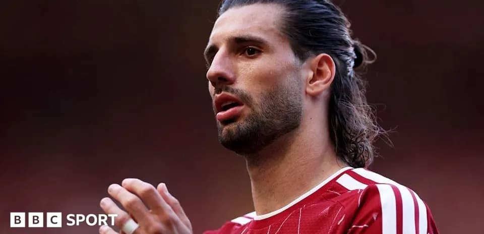 Jugador de fútbol en uniforme rojo durante un partido