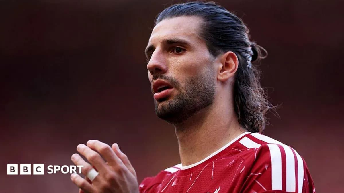 Jugador de fútbol en uniforme rojo durante un partido