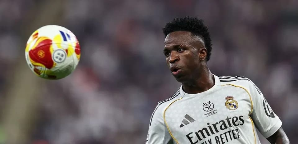 Vinícius Jr. controlando el balón en el partido