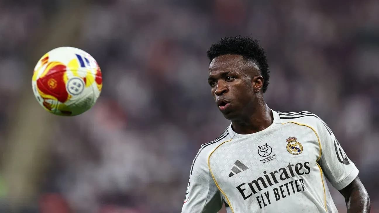 Vinícius Jr. controlando el balón en el partido