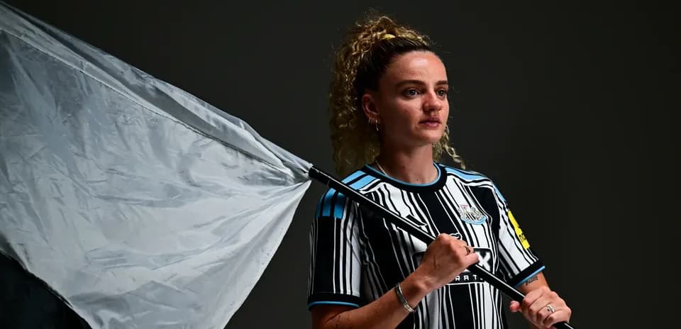 Jugadora sosteniendo una bandera de Newcastle United