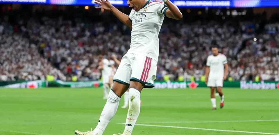 Jugador celebrando un gol en el estadio