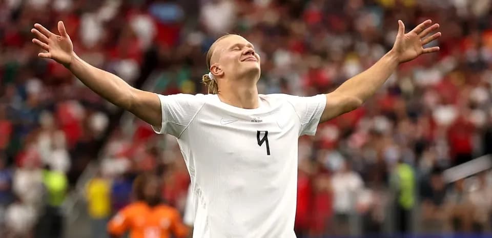 Jugador celebrando en el campo durante el partido