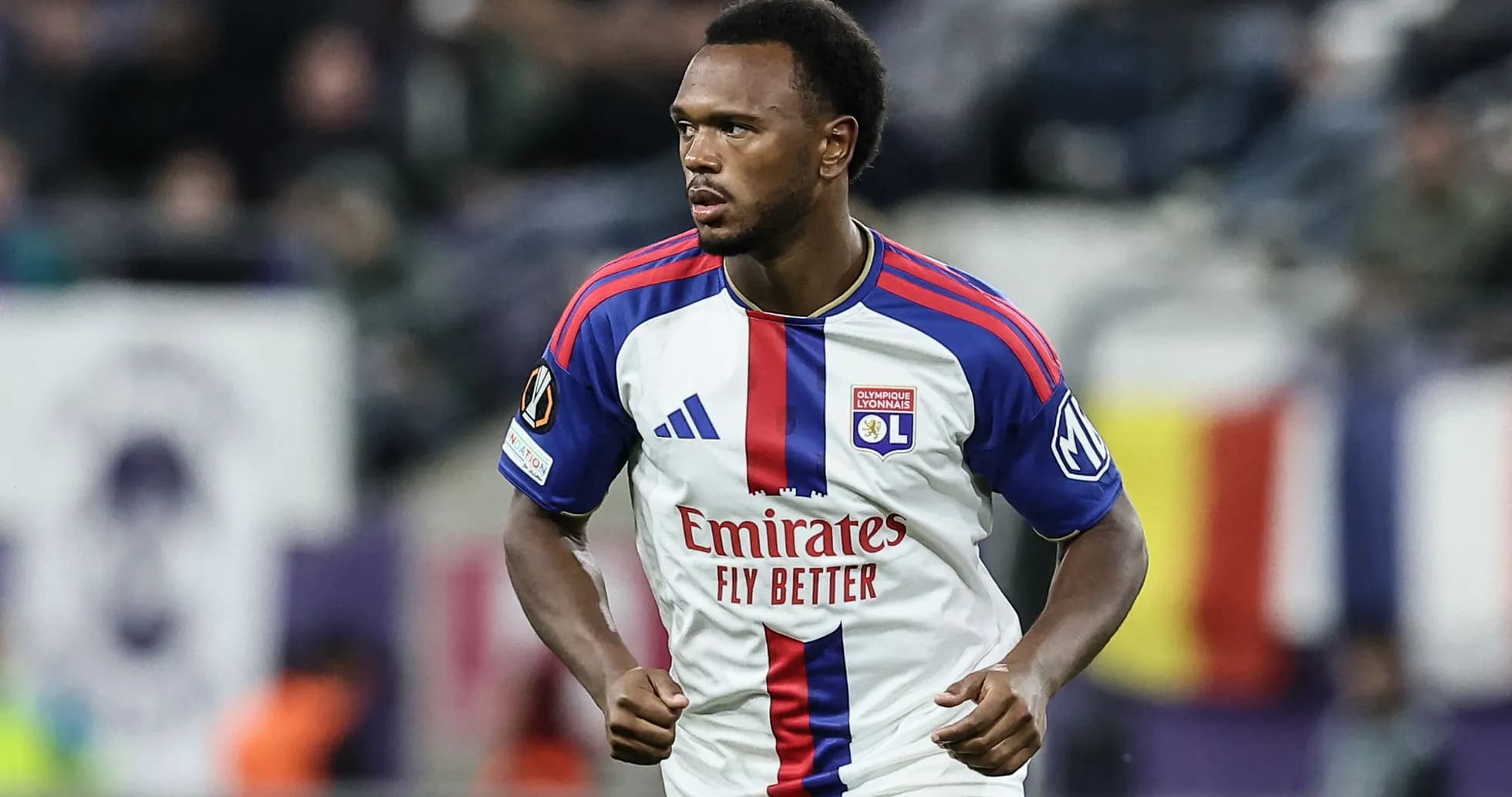 Jugador de Olympique Lyonnais corriendo en el campo