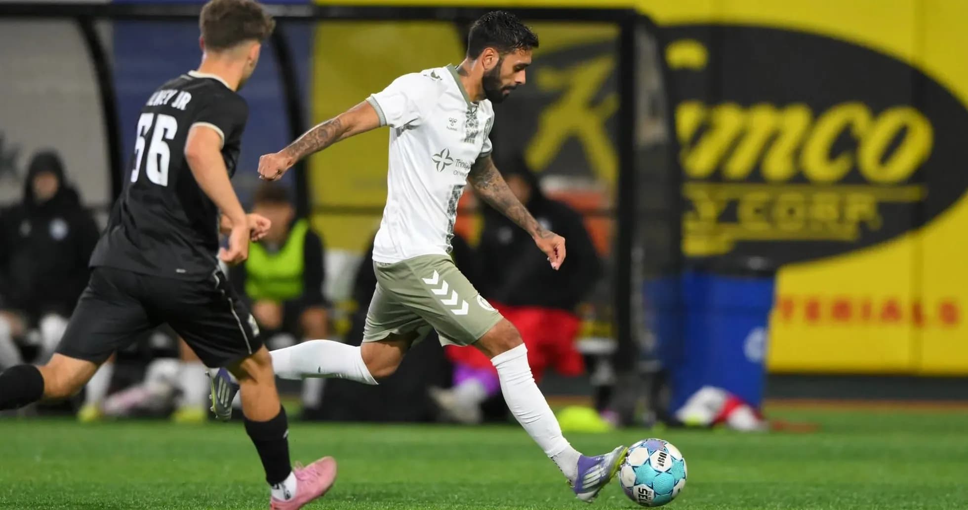 Jugador del NY Cosmos controlando el balón