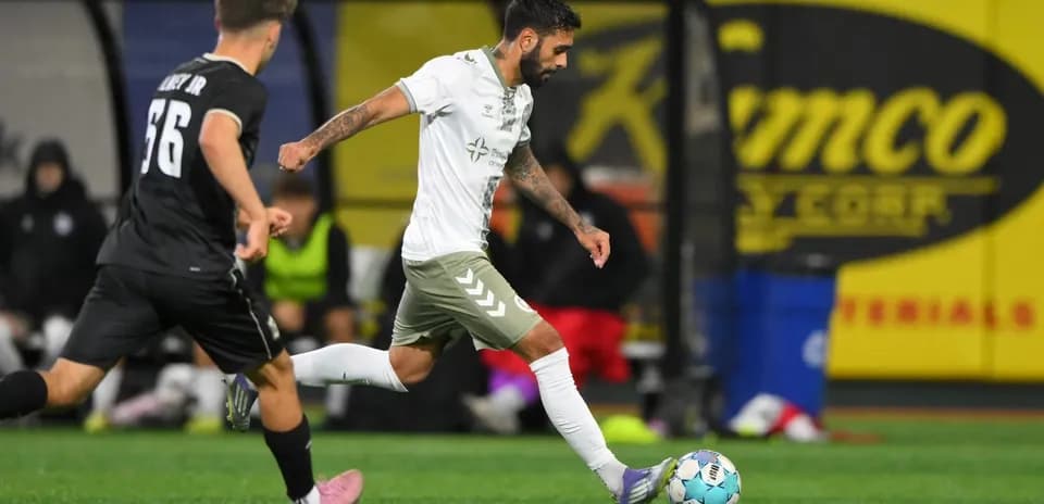 Jugador del NY Cosmos controlando el balón
