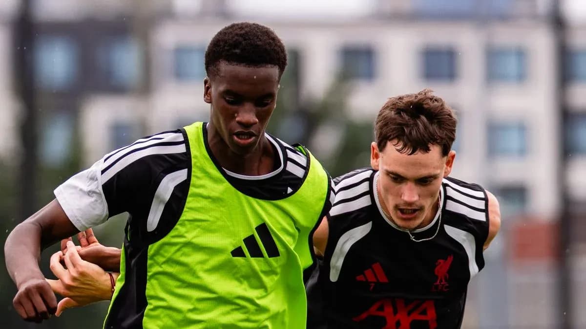 Jugadores compitiendo durante entrenamiento de fútbol