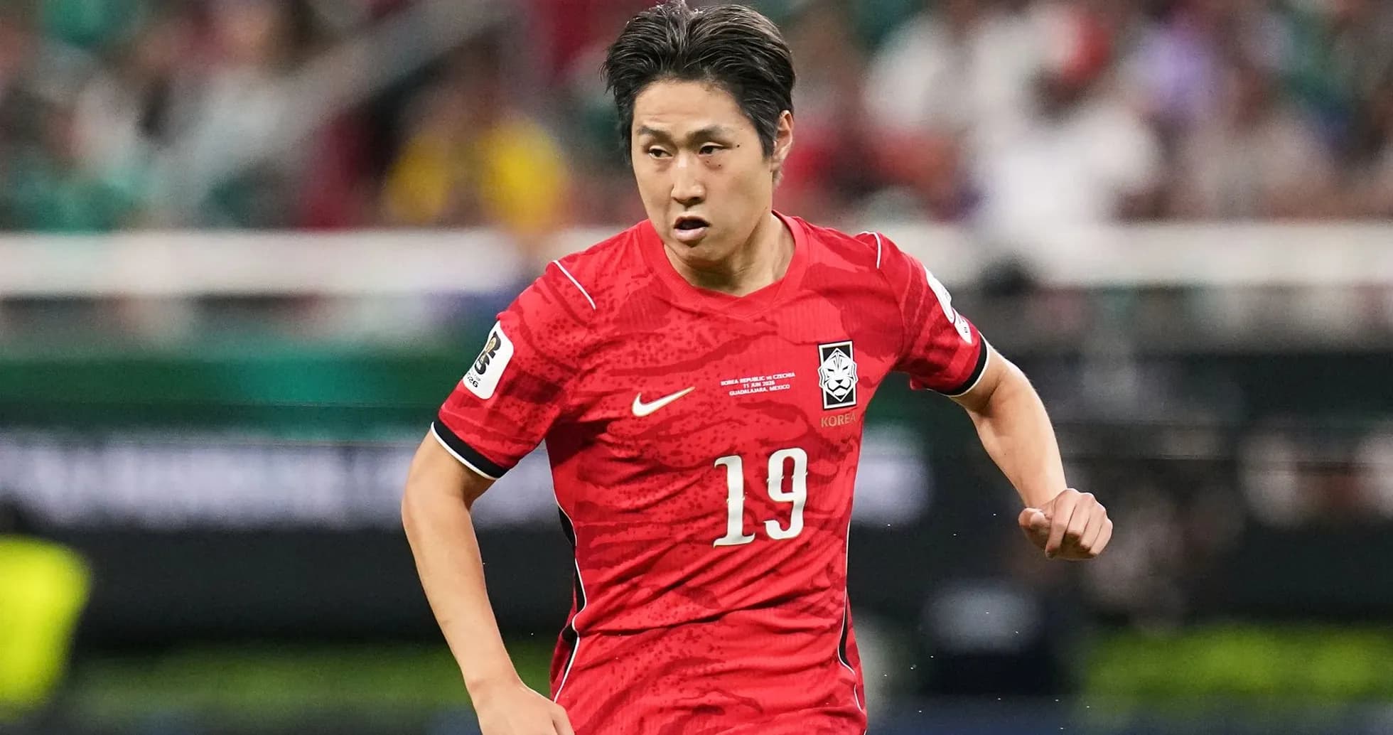 Jugador de Corea del Sur corriendo en el partido